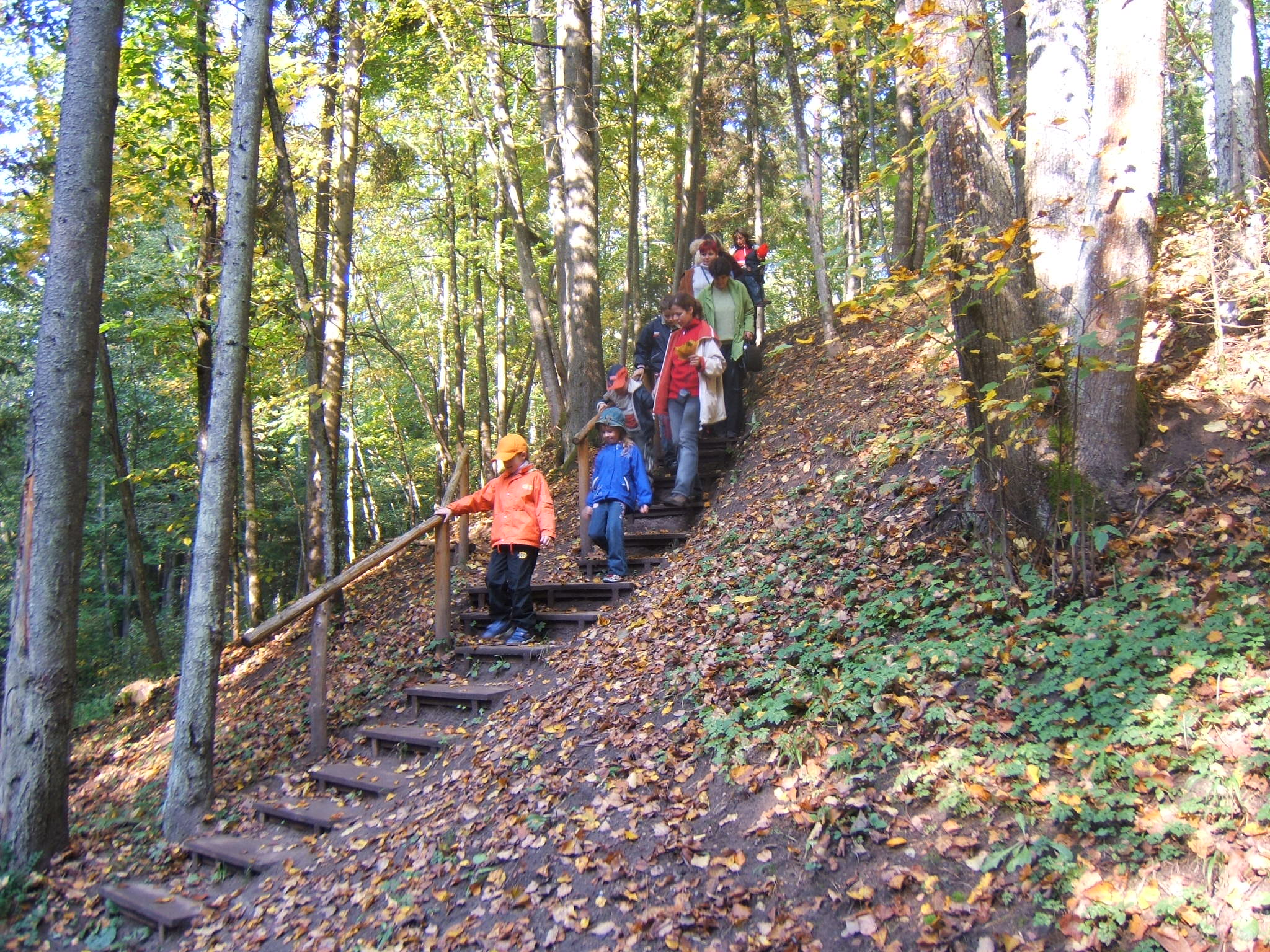 Kinder auf dem Naturpfad Gārsenes