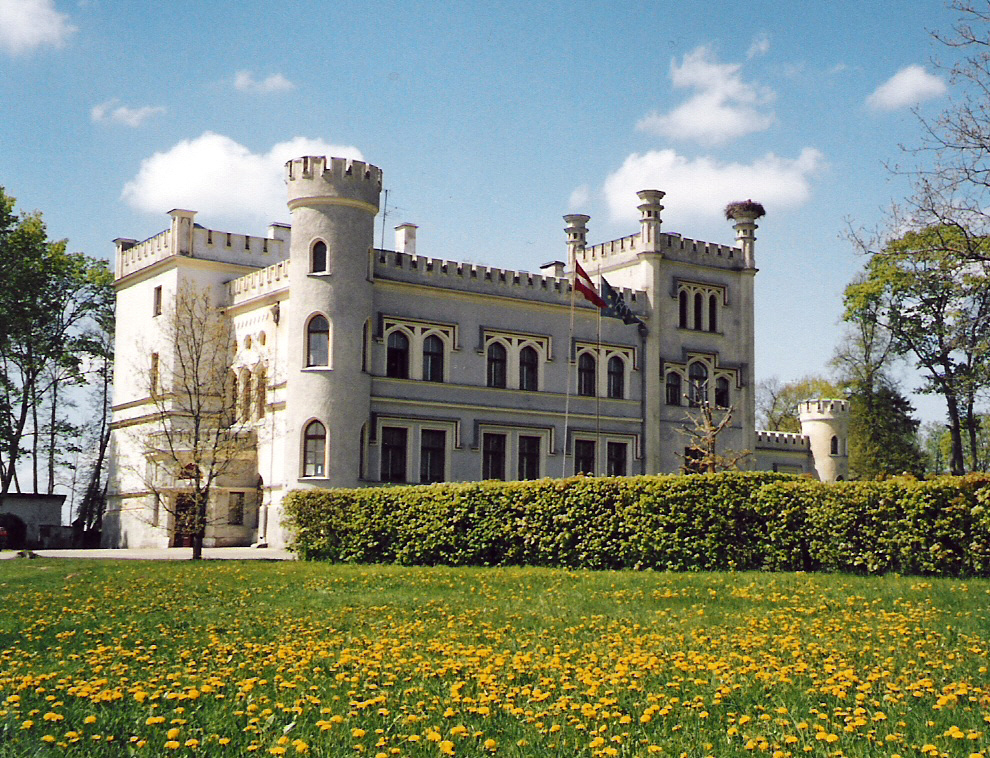 Schloss Gārsenes im Frühling