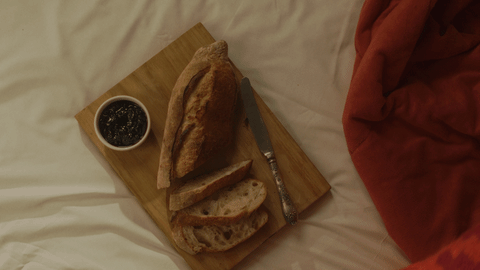 Ēdiens sagriezta maize viesnīcā