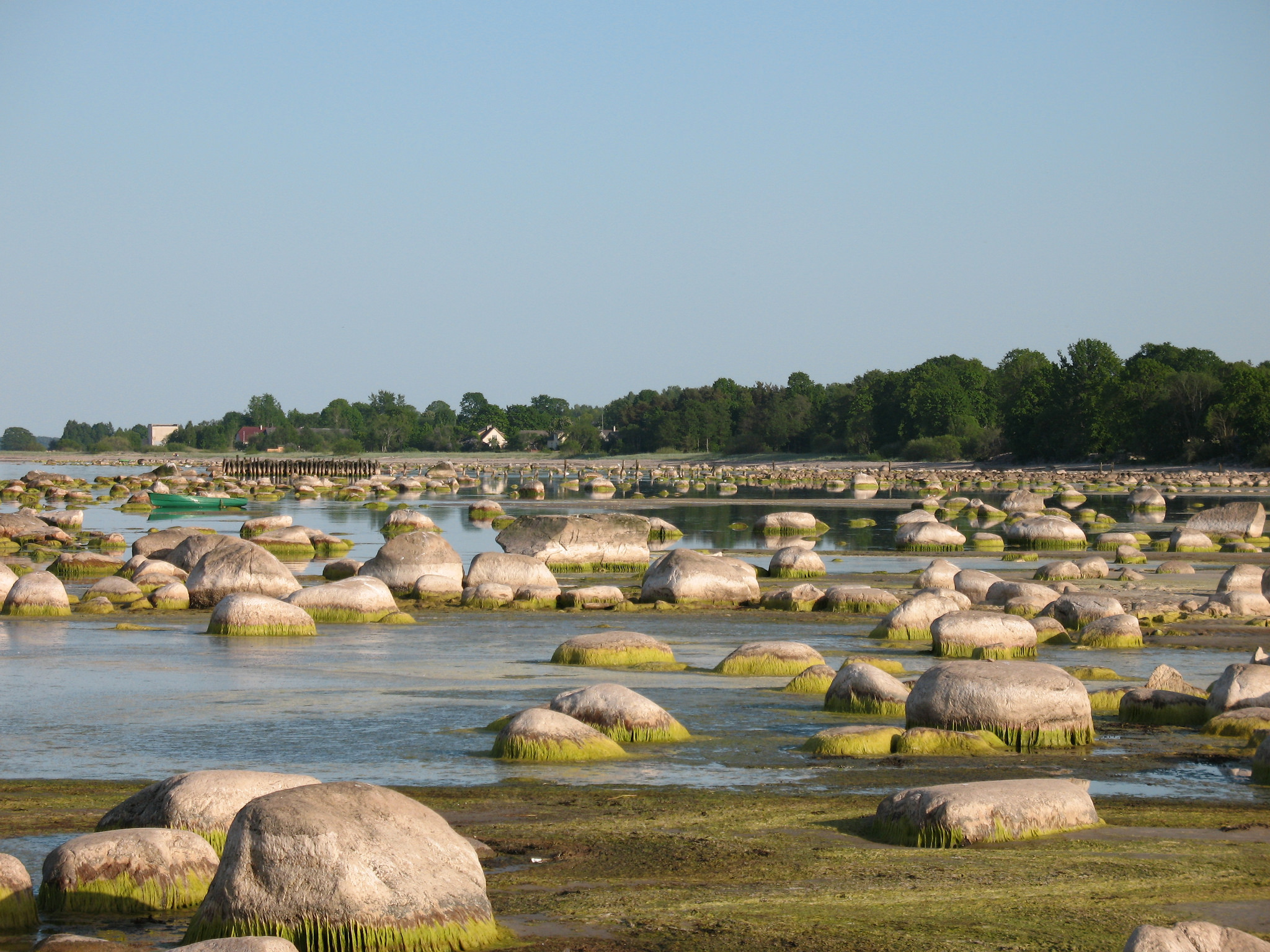 Каменистый пляж Калтене с огромными валунами