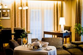 Royal Square Hotel & Suites