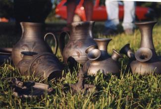Black artistic pieces of Latgalian pottery.