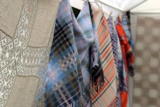 Weawen linen and woolen kerchiefs and tablecloths.