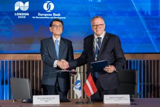 Eiropas Rekonstrukcijas un attīstības bankas (ERAB) pilnvarnieku gada sanāksmes ietvaros Londonā finanšu ministrs Arvils Ašeradens parakstīja saprašanās memorandu, apstiprinot Latvijas gatavību uzņemt ERAB sanāksmi 2026. gadā.