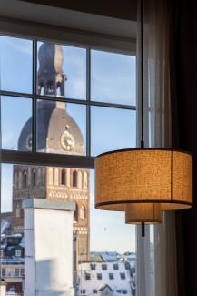 Skats uz Pēterbaznīcu pa logu