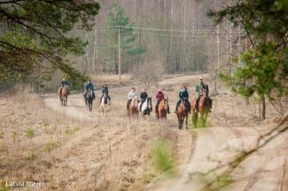 horse-riding-latvia-travel