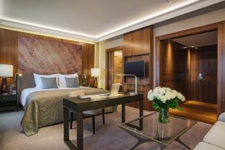 „Deluxe” – plaši luksusa numuri ar skatu uz pilsētu piemērs