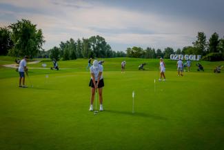 “Ozo Golf Club” apmeklētāji spēlē golfu