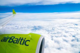 Airbaltic lidmašīnai skats pa logu lidojuma laikā