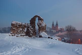 Sniega klātas senas pils drupas Rezeknē, Latvijā