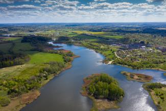 Ezers pavasara pēcpusdienā Aizputē, Latvijā.