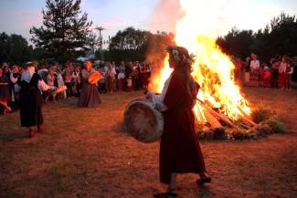 Tautumeita pie ugunskura
