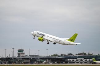 Airbaltic lidmašīna paceļas