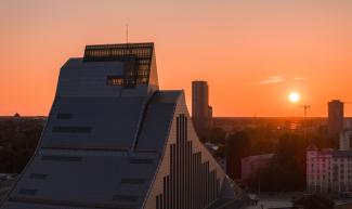 Latvijas Nacionālā bibliotēka saulrietā