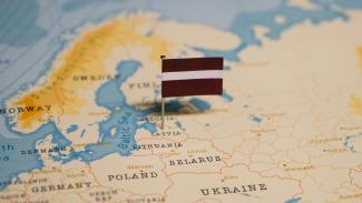 Latvijas karte un karogs