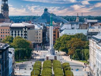 Rīga. Sullēkts virs brīvības statujas