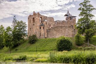 Dobeles pilsdrupas. Pili cēla Livonijas ordenis.