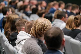 cilvēki no mugurpuses lielā pasākumā