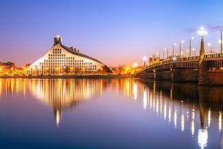 Panorāmas skats uz Latvijas Nacionālo bibliotēku Rīgā saulrieta laikā