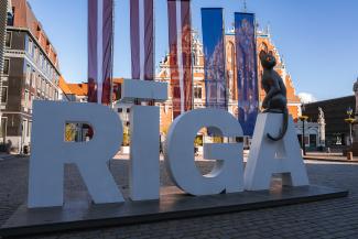 Uzraksts "Rīga" ar Straumes kaķi