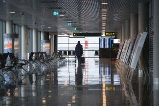 Pasažieris ar koferi lidostaas gaitenī