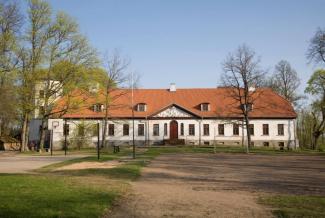 Apriķu muiža un muzejs