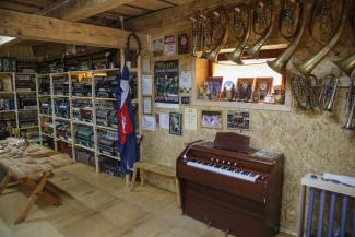 Senlaiku mūzikas instrumentu darbnīca